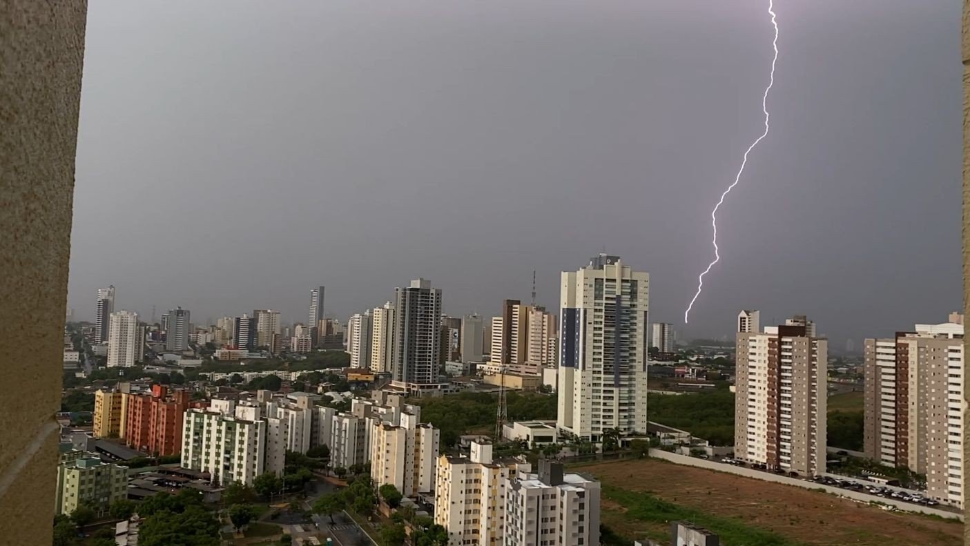 Inmet emite alerta de perigo para Cuiabá e outros 83 municípios com ventos de até 100 km/h
