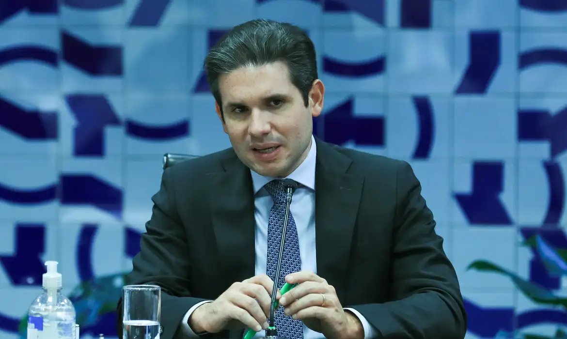 Motta alega questão de segurança para expulsar jornalistas de plenário