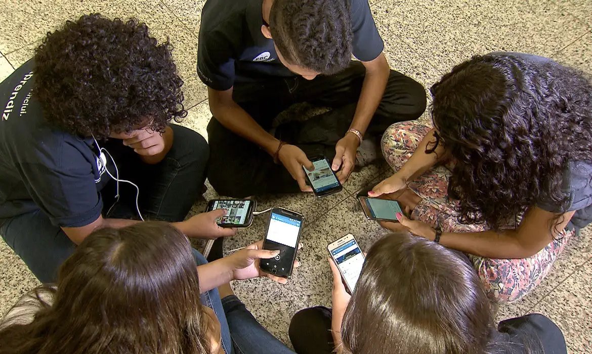 MEC livros: plataforma dá acesso gratuito a 8 mil livros digitais