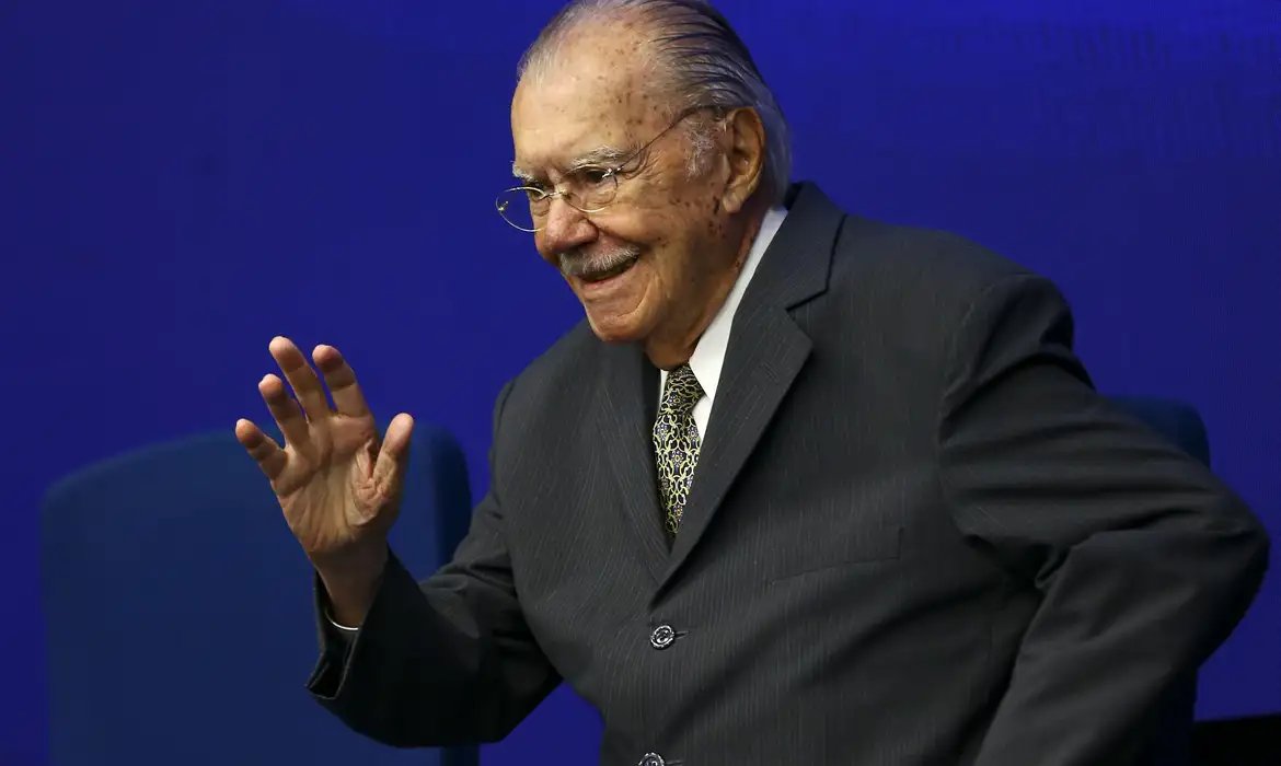 José Sarney recebe alta hospitalar após nove dias de internação