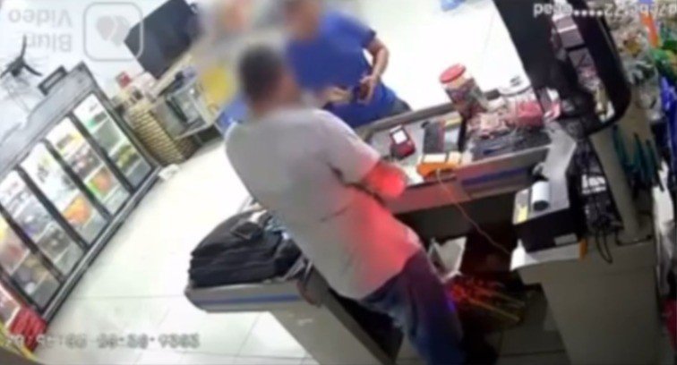 Funcionário é denunciado por patroa após ser flagrado furtando R$ 1 mil de caixa de distribuidora em MT; vídeo