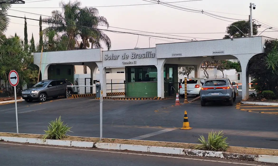 Bolsonaro pede autorização para receber Milei na prisão domiciliar
