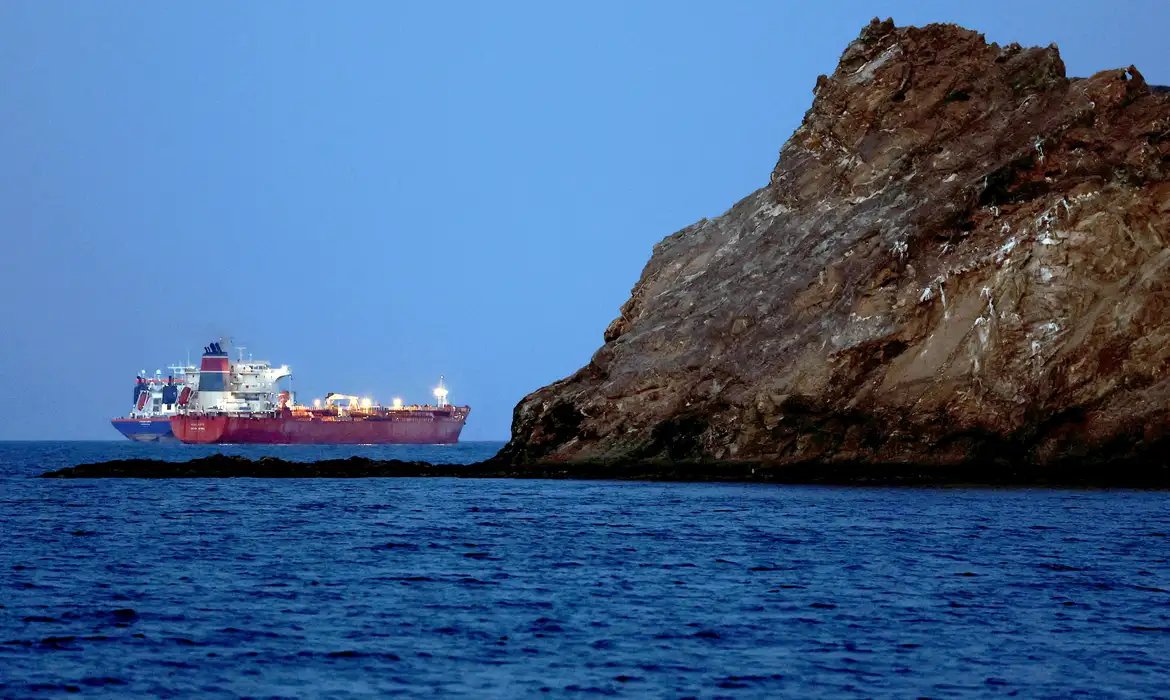 Iranianos ameaçam bloquear comércio marítimo após cerco naval dos EUA
