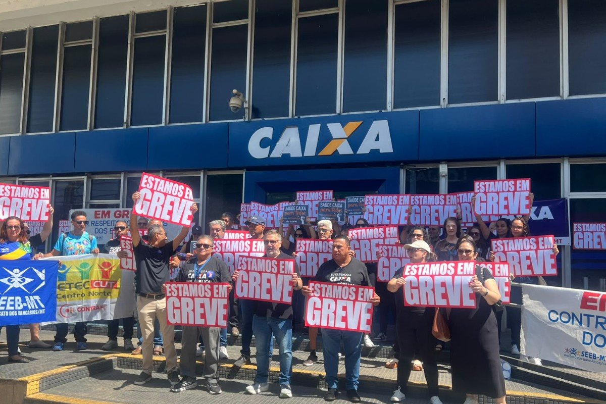 Funcionários da Caixa fazem protesto em Cuiabá durante greve nacional