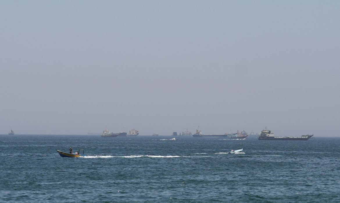 EUA lançam novos ataques contra Irã; forças iranianas fecham Ormuz