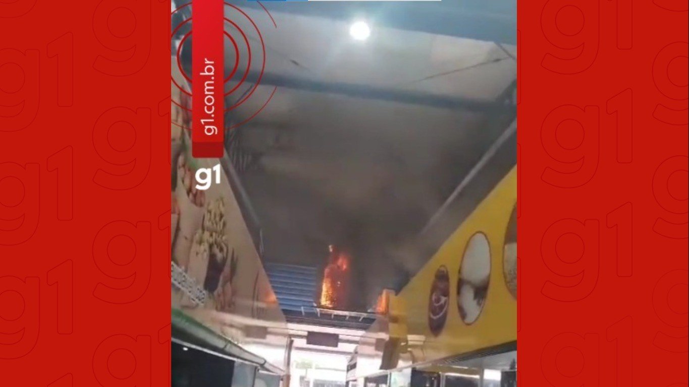 Vídeo: ar-condicionado pega fogo no Mercado do Porto em Cuiabá