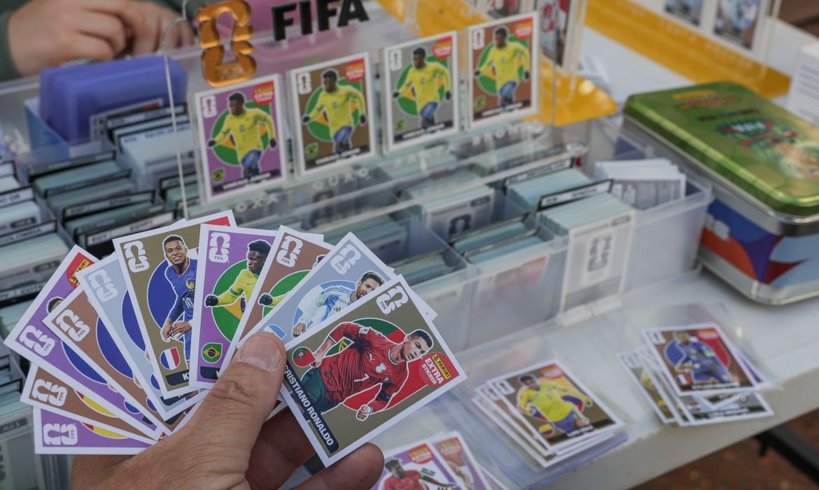 Troca de figurinhas pode atenuar alto custo do álbum da Copa do Mundo