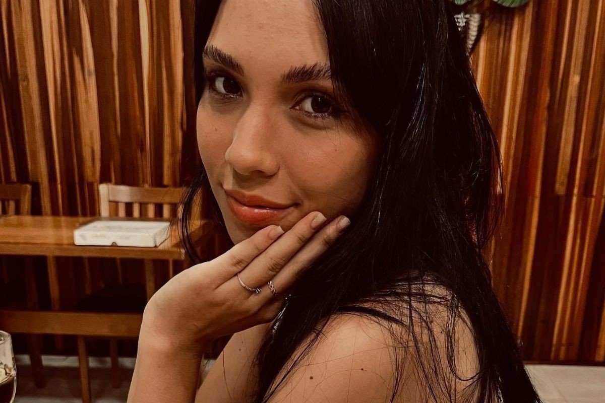 Designer de sobrancelhas morre ao desviar moto de carreta e bater em carro na MT-208