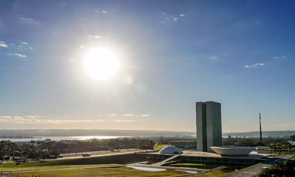 Congresso vota nesta semana fim da escala 6x1 e \"taxa das blusinhas\" 