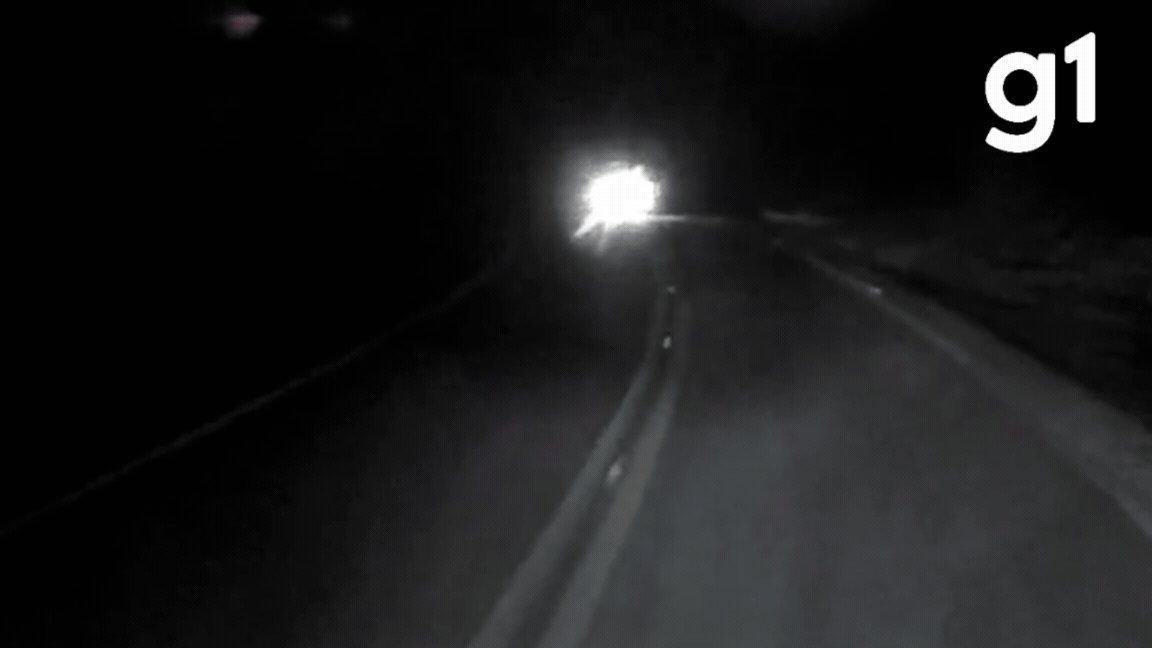 Motorista morre após carro invadir pista e bater de frente com caminhão em MT; veja vídeo