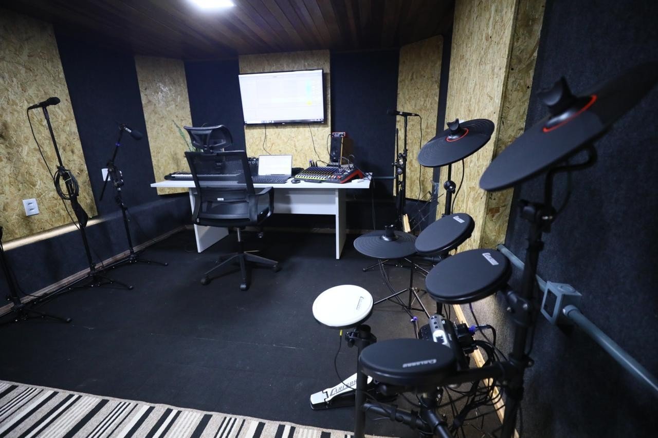 Estúdio musical para gravação de músicas gratuitas é inaugurado em Cuiabá