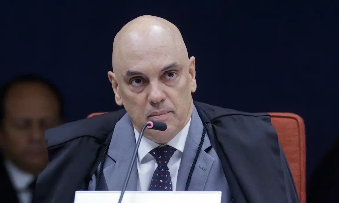 Moraes pede parecer da PGR sobre incluir Jair e Flávio em inquérito