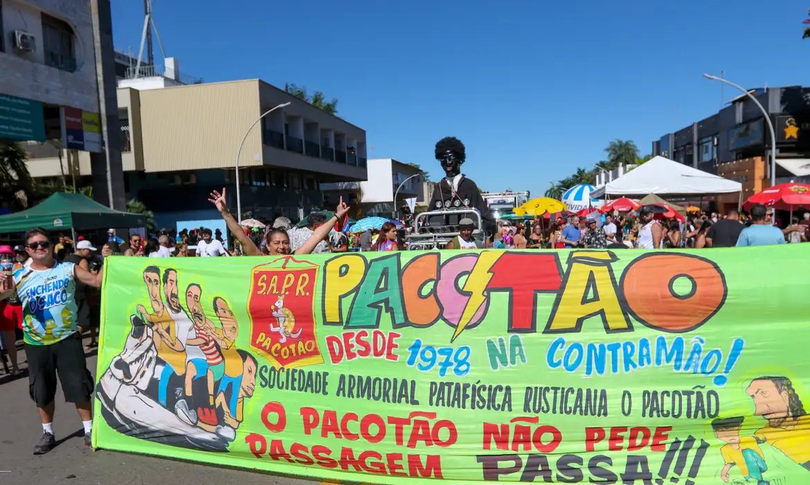 Bloco Pacotão traz irreverência no último dia do Carnaval em Brasília
