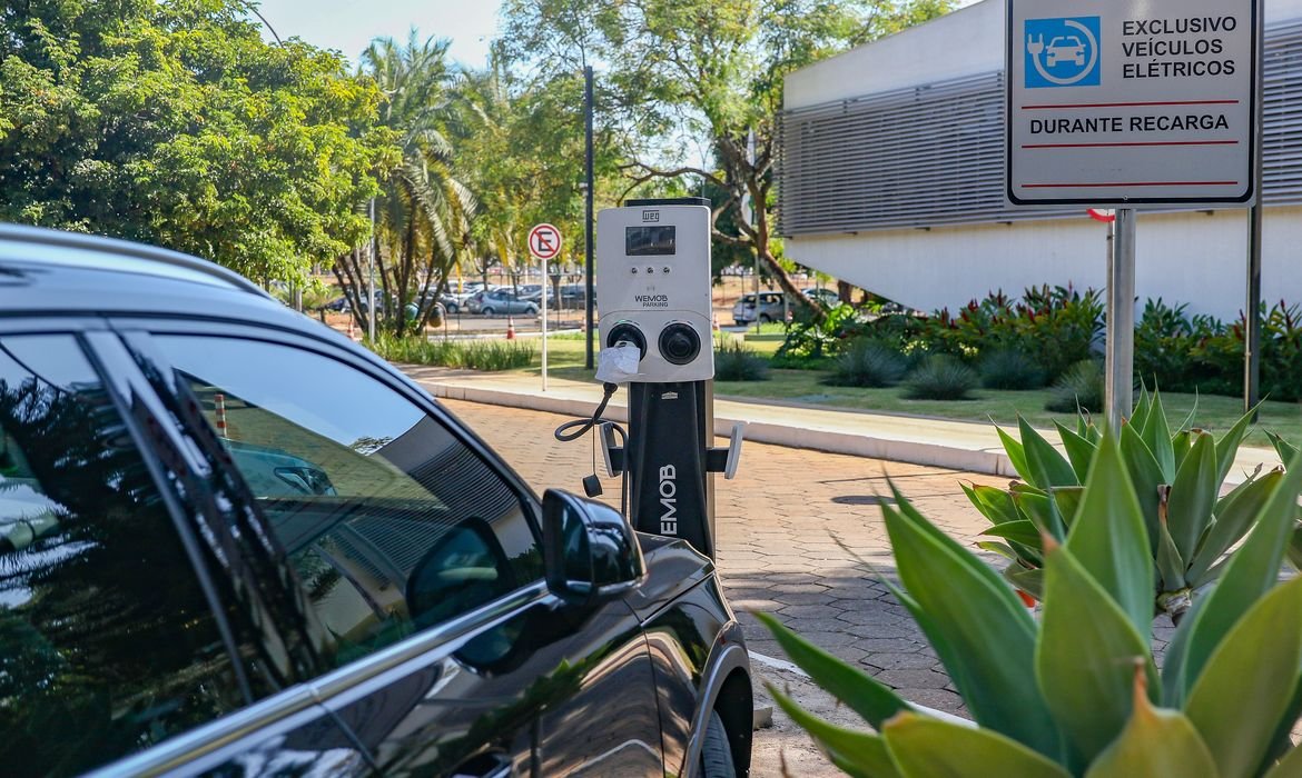 Governo mantém elevação de tarifas a carro elétrico e cria cota zero