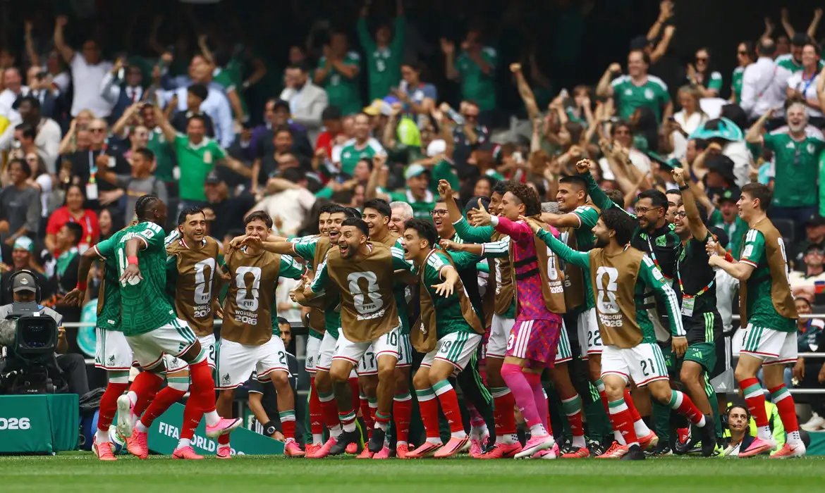 México abre Copa vencendo África do Sul em duelo com três expulsões