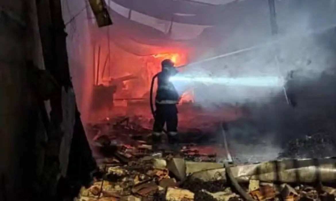 Incêndio destrói empresas e creche na zona leste de São Paulo