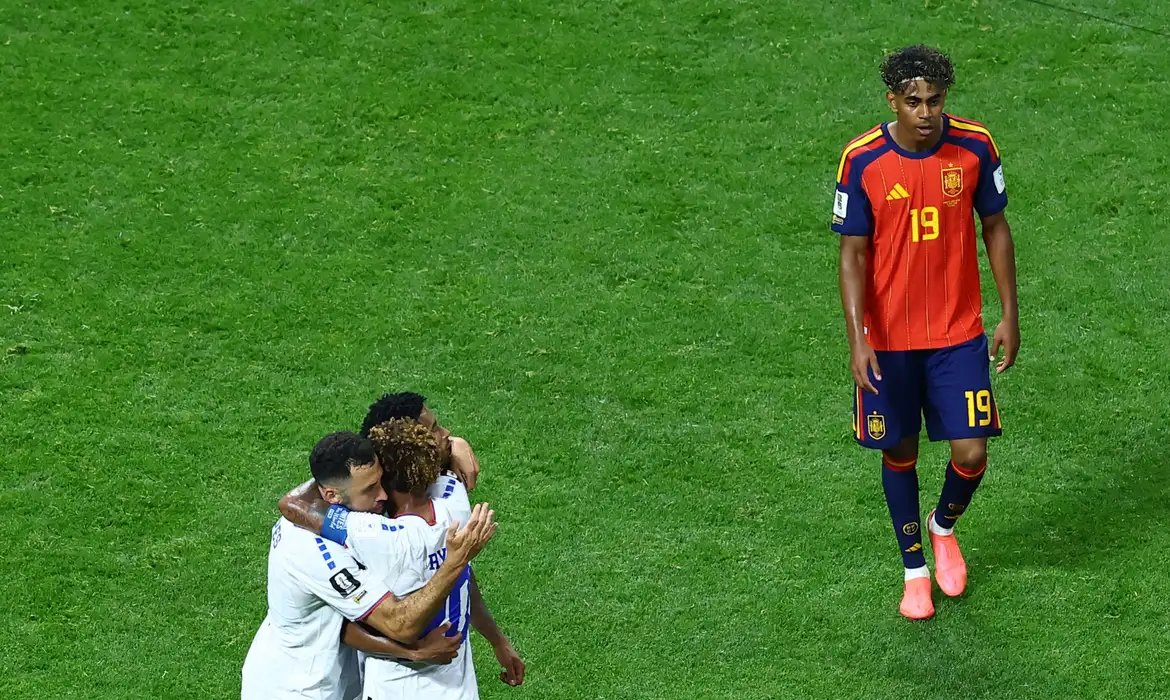 Cabo Verde segura Espanha e estreia em Copas com empate histórico