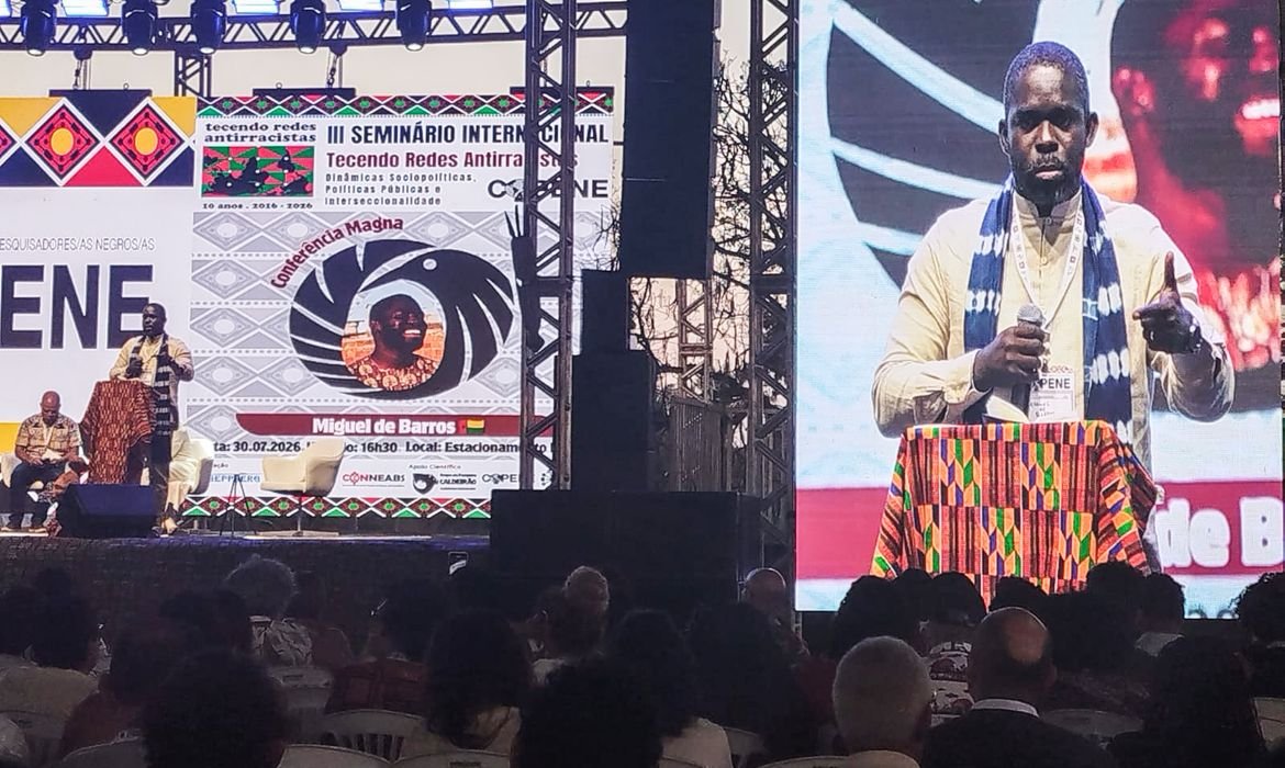 Sociólogo africano diz que Brasil é atacado por causa de terras raras