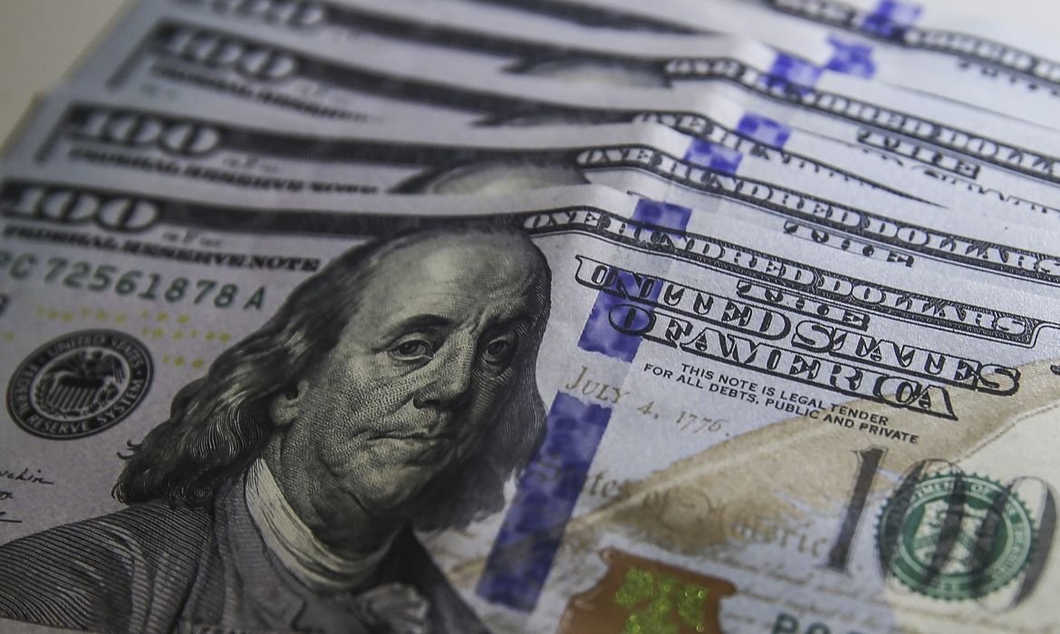 Dólar cai para R$ 5,17 após anúncio de recompra de títulos nos EUA