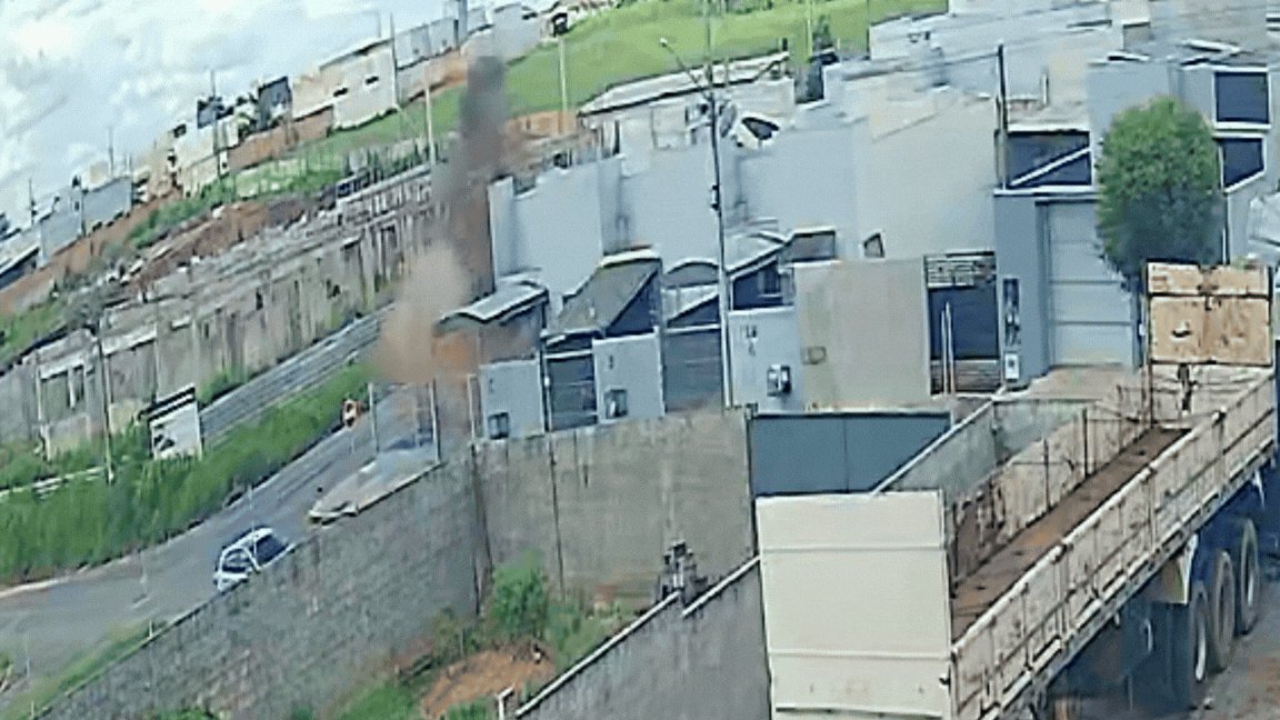 VÍDEO mostra explosão de fossa após jovem aquecer cano com fogo durante reparo em MT