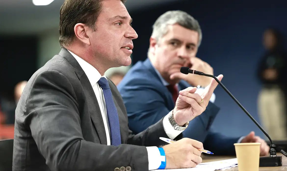 Moraes determina prisão de Ramagem após deputado ser visto em Miami 