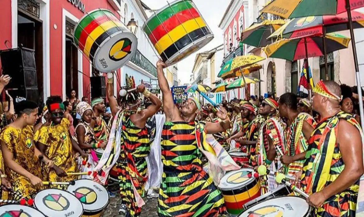 Olodum completa 47 anos com festa na Bahia