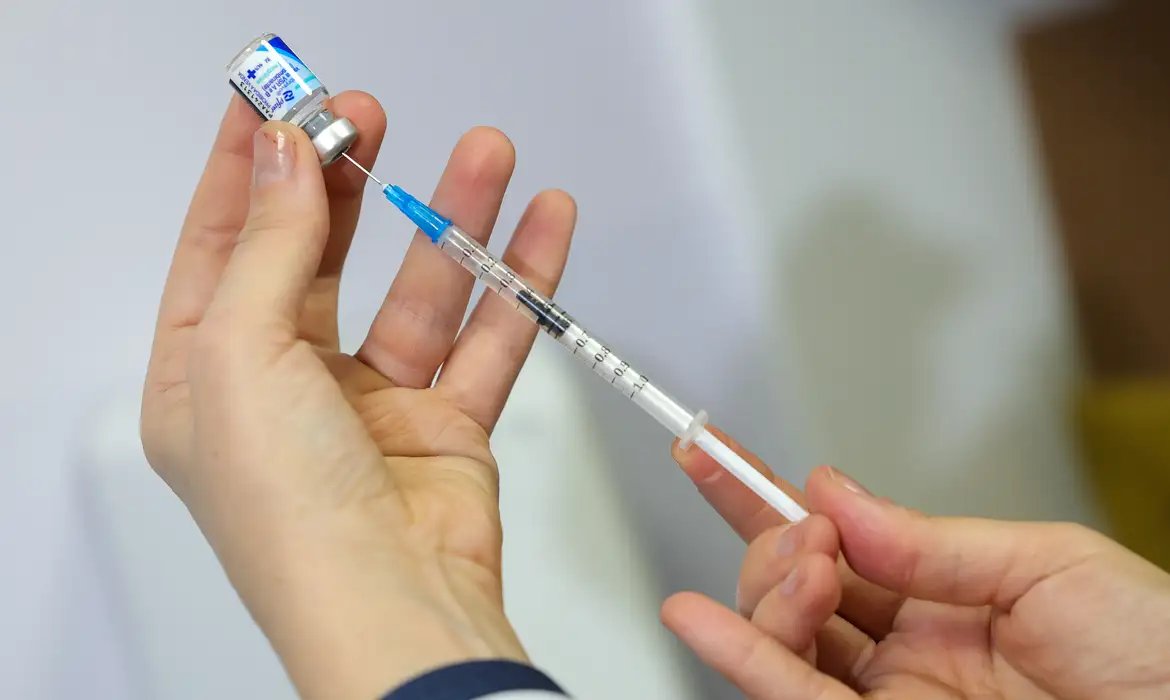Vacina contra VSR em idosos reduz internações em 75%