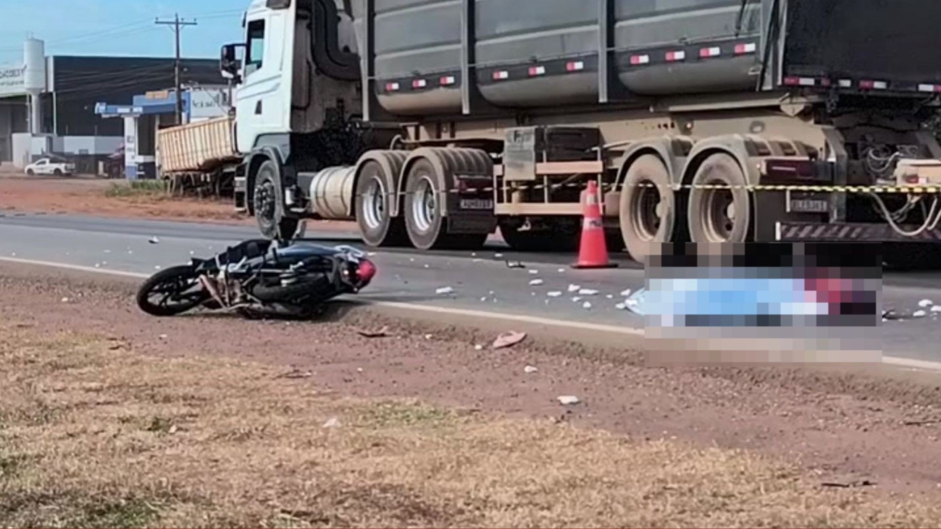Mãe morre e filho de 5 anos fica ferido em batida entre moto e carreta em MT