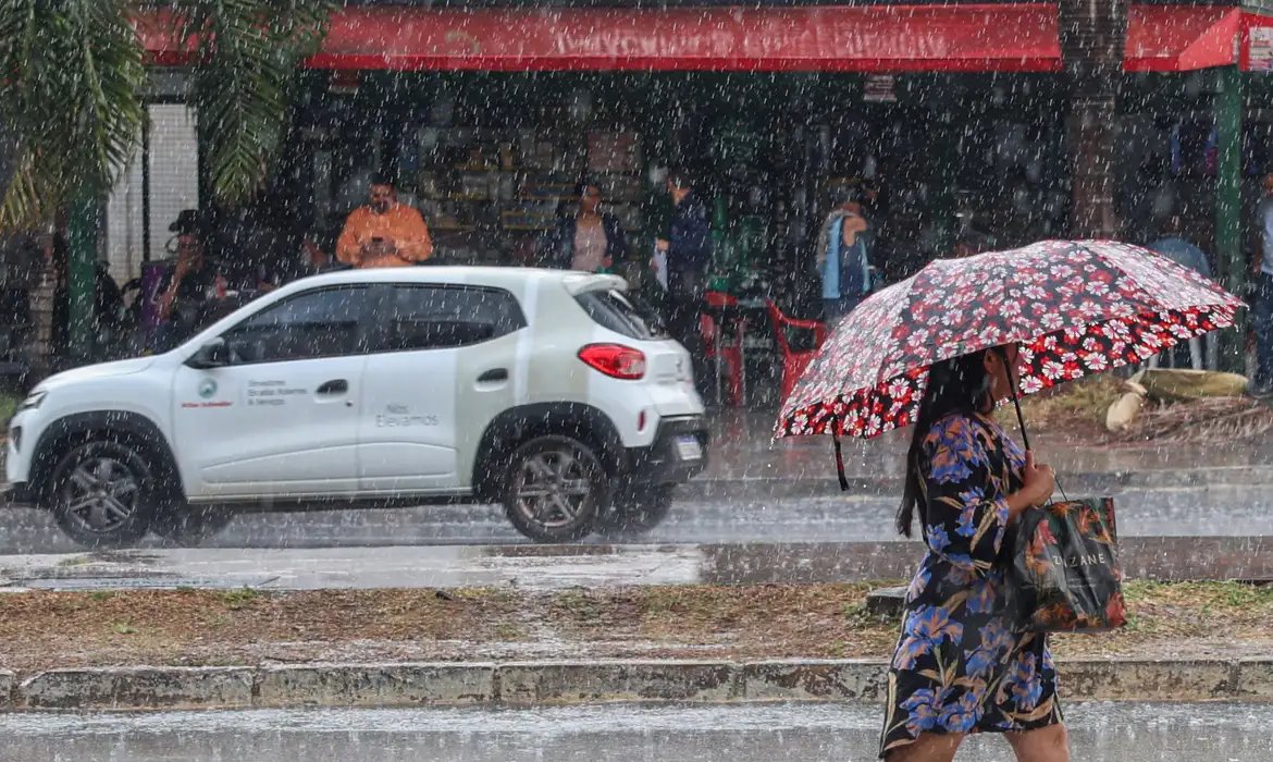 Inmet emite alertas de chuvas intensas e tempestades