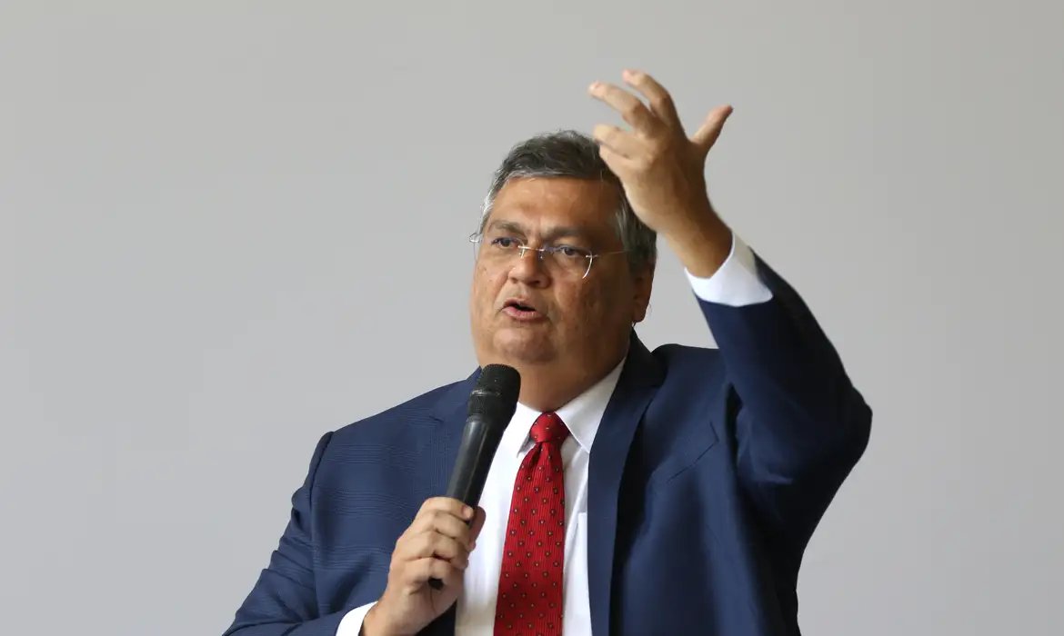 Dino bloqueia R$ 119 milhões de Valdemar por suspeitas em emendas