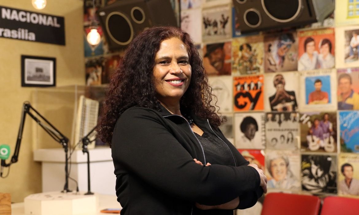 Beatriz Arcoverde, da EBC, vence categoria do Prêmio Mulheres Raras 