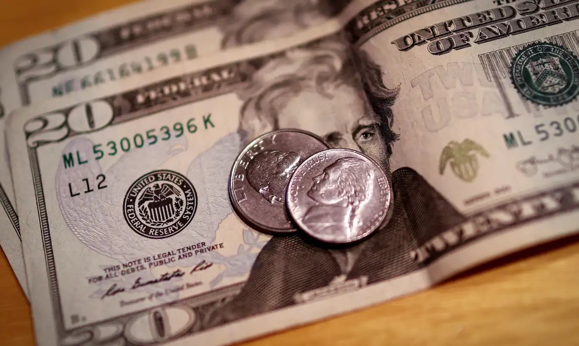 Dólar cai para R$ 5,37 com redução de preocupações com Venezuela
