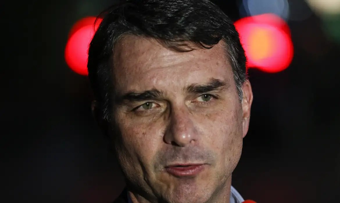 Flávio Bolsonaro admite cobrança a Vorcaro, mas nega crime