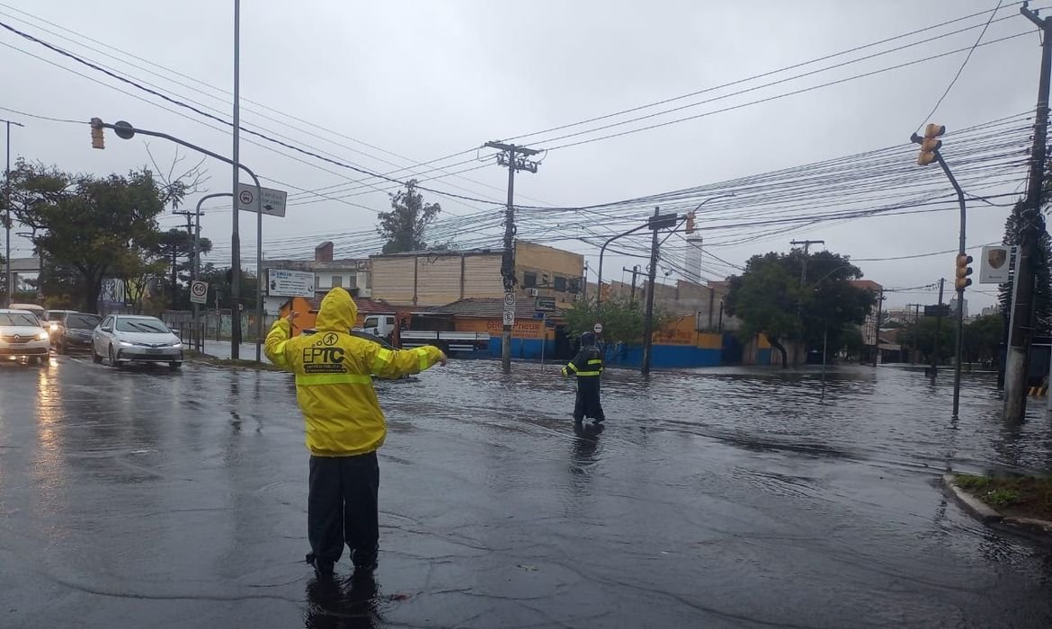 Inmet emite alerta vermelho para tempestades no Rio Grande do Sul 