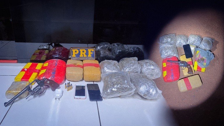 PRF apreende drogas escondidas em  bagagens dentro de ônibus na BR-174 em MT