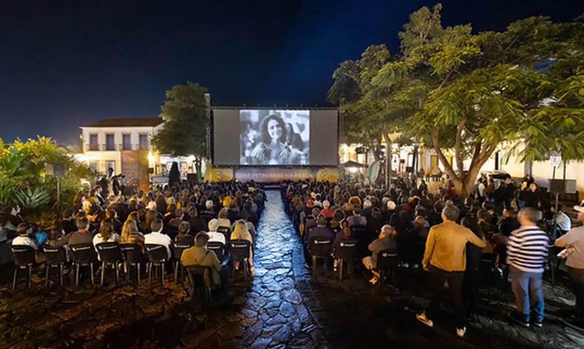 Sessão na praça emociona público da Mostra Tiradentes