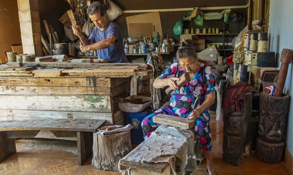 Família da escultora Conceição dos Bugres apresenta suas obras no Rio