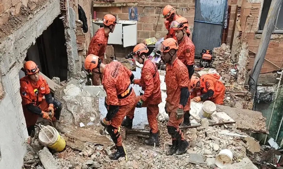 Imóvel desaba e mata duas meninas na Ilha do Governador, no Rio