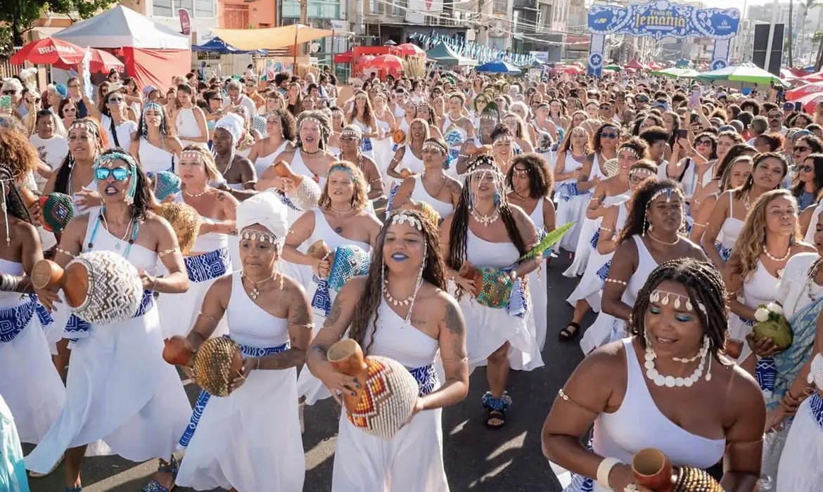 Mulheres na percussão: grupo Agbelas toca no pré-carnaval do Rio