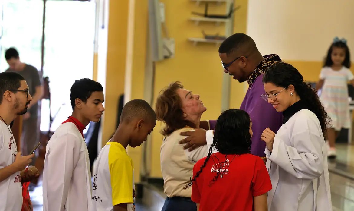 Em igreja na Penha, fiéis rezam por paz e proteção em semana de horror