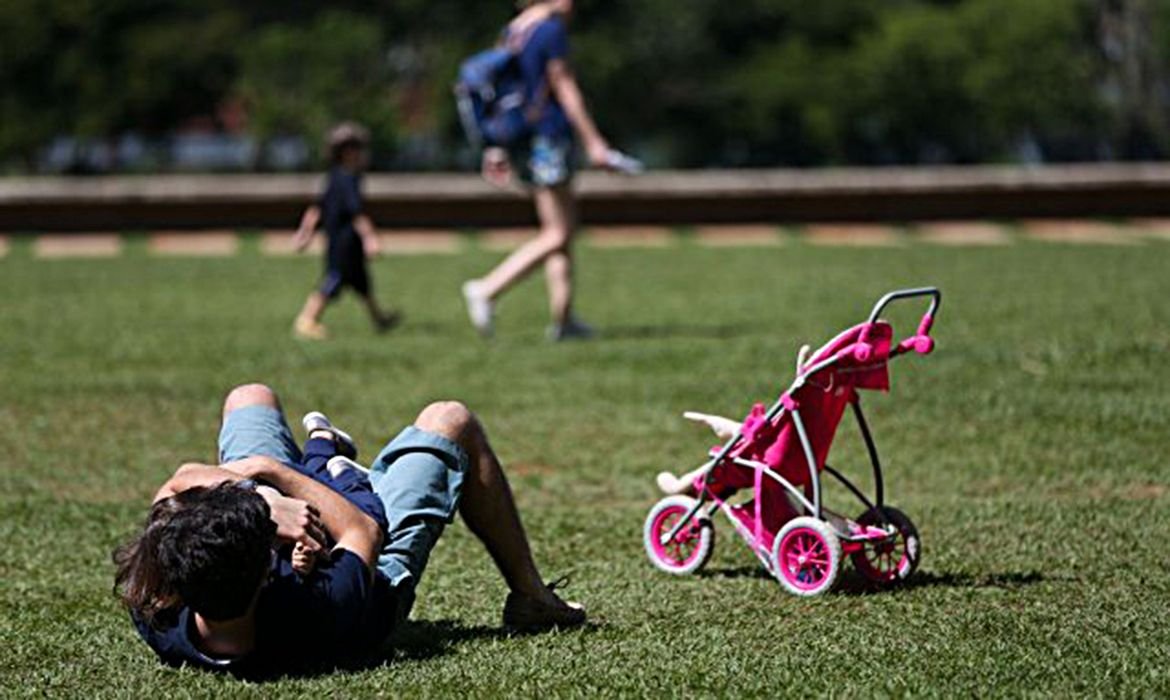 Pais estão menos presentes na criação de filhos, aponta estudo