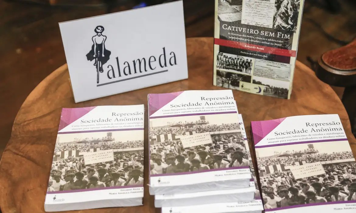 Livro conta como montadoras ajudaram a manter ditadura no Brasil