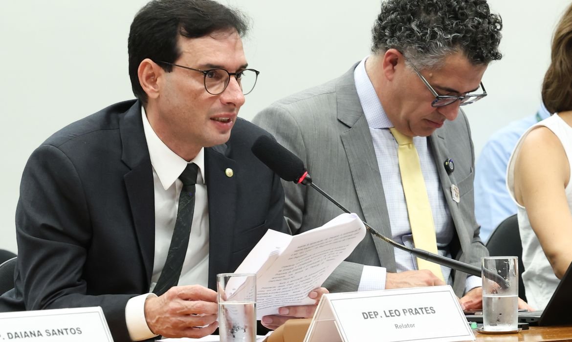 Fim da escala 6x1: relator propõe que um dia de folga seja no domingo