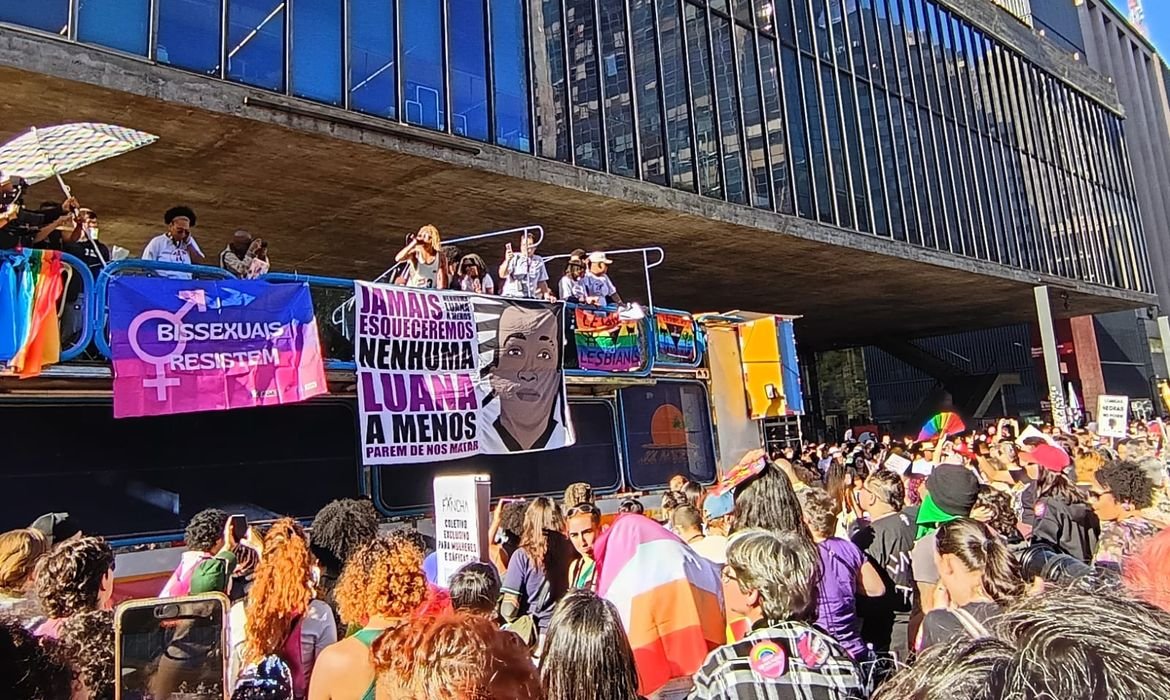 Mulheres lésbicas e bissexuais fazem caminhada em SP contra violência