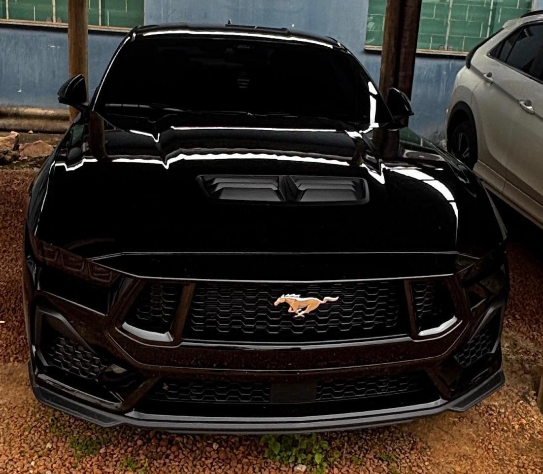 Mustang e casa de luxo: PF apreende bens de grupo que usava aviões para traficar drogas