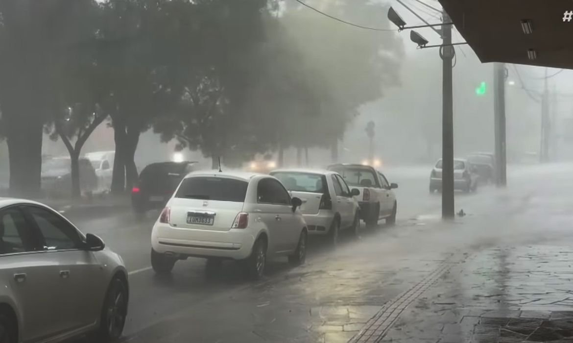 Inmet emite alerta vermelho para RS com chegada de ciclone