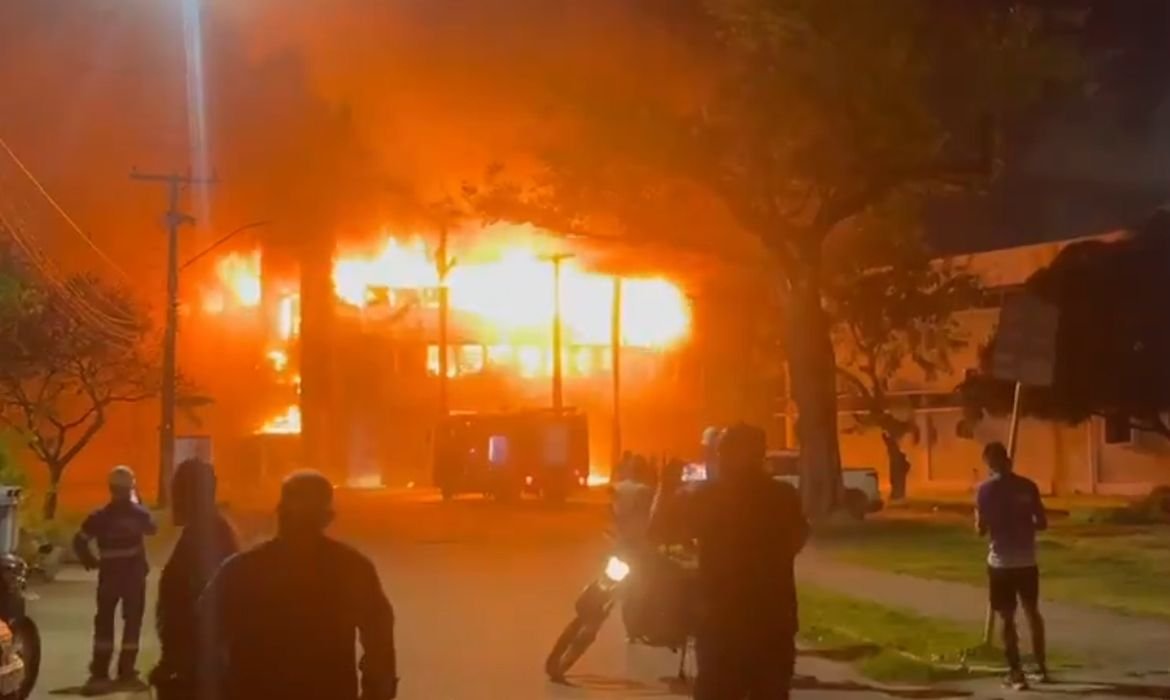 Incêndio destrói laboratórios de pesquisa da UFPE; não houve vítimas