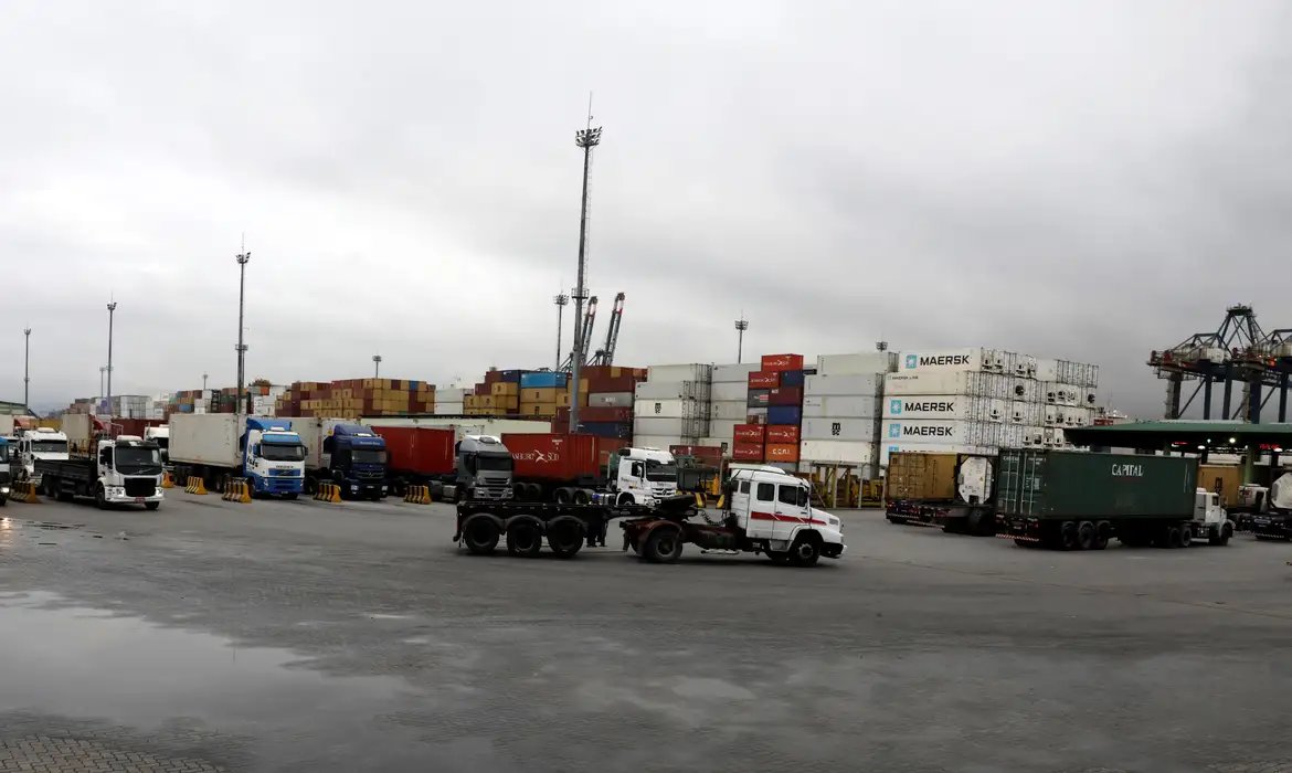Tarifaço americano teve efeito “pontual” na economia, diz IBGE