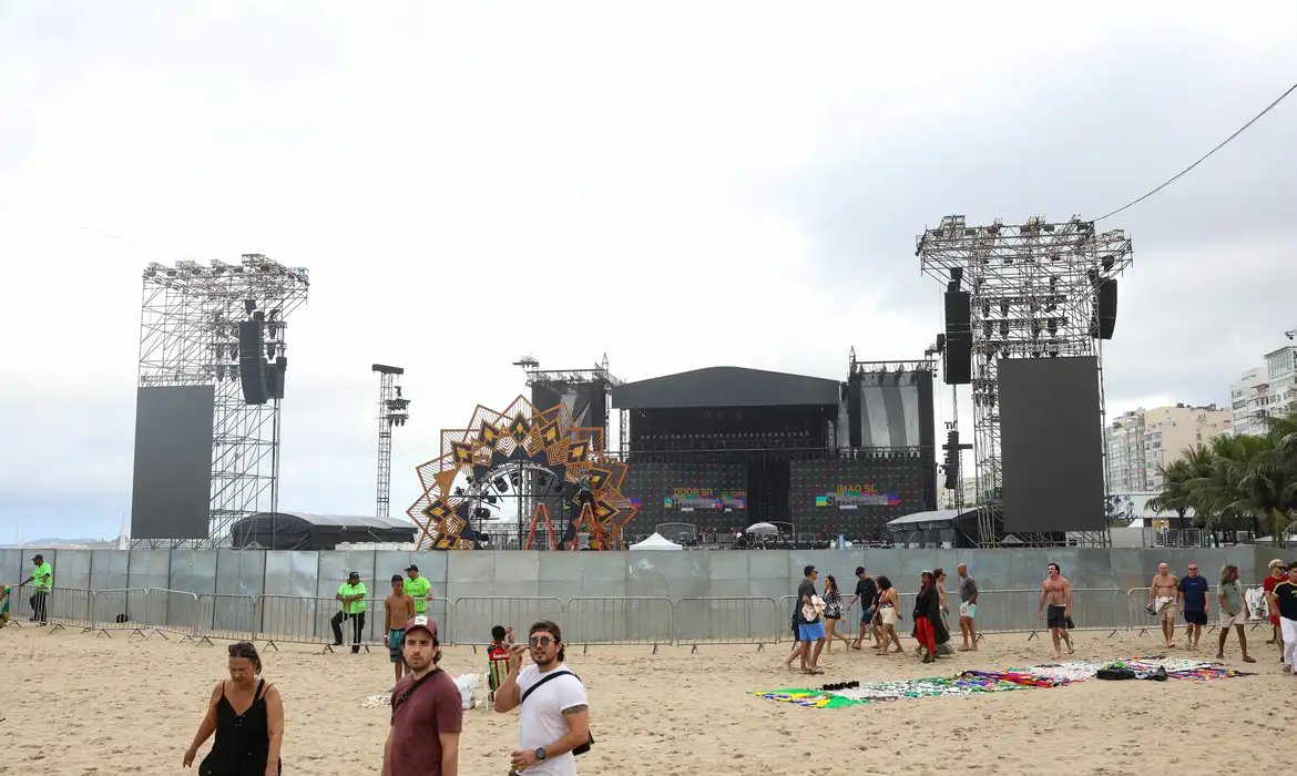 Bombeiros fazem última vistoria em estruturas para show de Shakira