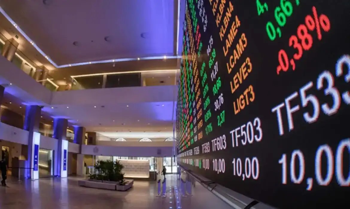 Bolsa cai mais de 2% e atinge menor nível desde o fim de março